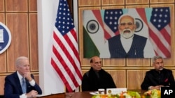 အမေရိကန်သမ္မတ Joe Biden meets က အိန္ဒိယဝန်ကြီးချုပ် နရိန္ဒရာမိုဒီ နဲ့ ဗွီဒီယိုကနေဆွေးနွေးစဉ်။ သမ္မတဘိုင်ဒန်၊ အိန္ဒိယကာကွယ်ရေးဝန်ကြီး ရာဂျစ်ဆင်းဂ်နဲ့ အိန္ဒိယနိုင်ငံခြားရေးဝန်ကြီး ဆူဘရာမဲန်ယဲန် ဂျိုင်ရှန်ကာ (ဝဲမှယာ) ဧပြီ ၁၁၊ ၂၀၂၂