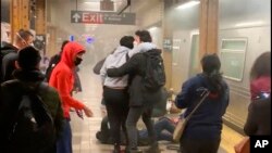 Në këtë foto të marrë nga Will B Wylde, një person ndihmohet jashtë një vagoni treni në lagjen Bruklin të Nju Jorkut, e martë, 12 prill 2022