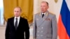 Më 17 mars 2016, Presidenti rus Vladimir Putin pozon përkrah Alexander Dvornikovit gjatë një ceremonie për dhënie medaljeje në Kremlin