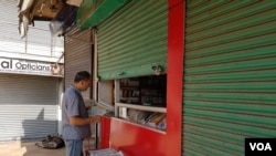FILE - A reader outside a News Agency during a 144-day-long communication blockade in Kashmir in August 2019. (Bilal Hussein/VOA)