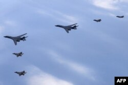 지난 1일 한국 서해 상공에서 실시된 2023년 첫 미한 연합공중훈련에 미군 B-1B 전략폭격기(가운데)와 F-22 전투기(아래), 한국군 F-35 전투기가 동원됐다.