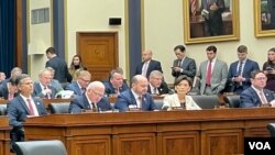美國眾議院金融服務委員會舉行“抗擊來自中國的經濟威脅“聽證會。前排左4穿白衣者為加州共和黨聯邦眾議員金映玉。 (2023年2月7日，美國之音鍾辰芳拍攝）
