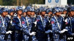 Anggota militer Myanmar berbaris di lapangan parade untuk menandai Hari Kemerdekaan negara itu di Naypyidaw pada 4 Januari 2023. (Foto: AFP)