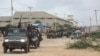 Anggota Tentara Nasional Somalia (SNA) bergerak menuju barak mereka di Mogadishu, Somalia, pada 7 Mei 2021. (Foto: Reuters/Feisal Omar)