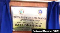 Gurukota rezvehumhizha hwekufambiswa kwemashoko VaJenfan Muswere vasvitsa makombiyuta kuzvikoro zvemuBulawayo.