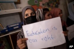 Perempuan, guru dan siswa berdemonstrasi menuntut hak-hak mereka dan kesetaraan pendidikan bagi perempuan dan anak perempuan, dalam pertemuan Hari Guru Nasional, di Kabul, Afghanistan, Selasa, 5 Oktober 2021. (AP Photo/Rahmat Gul )