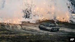 ARHIVA - Tenk Leopard 2 u akciji, tokom posjete njemačkog ministra odbrane Borisa Pistorijusa tenkovskom bataljonu u Augustdorfu u Njemačkoj, 1. februara 2023.