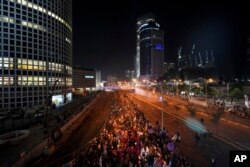 Orang-orang melakukan protes terhadap Perdana Menteri Benjamin Netanyahu dan pemerintah sayap kanannya yang menurut lawannya mengancam demokrasi dan kebebasan, di Tel Aviv, Israel, Sabtu, 21 Januari 2023. (Foto: AP)
