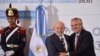 El presidente de Brasil, Luiz Inácio Lula da Silva, en el centro, y el presidente de Argentina, Alberto Fernández, posan para fotos durante la Cumbre de la Comunidad de Estados Latinoamericanos y Caribeños (CELAC) en Buenos Aires, el 24 de enero de 2023. 