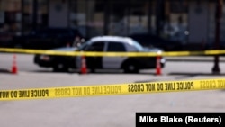 Garis polisi terpasang di lokasi penembakan massal di Monterey Park, California, pada 22 Januari 2023. Penembakan tersebut terjadi saat perayaan Tahun Baru Imlek pada 21 Januari 2023. (Foto: Reuters/Mike Blake)