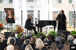 Alanis Morissette, kanan, dan Mike Farrell tampil dalam upacara peringatan untuk Lisa Marie Presley Minggu, 22 Januari 2023, di Memphis, AS. (Foto: AP)