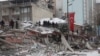 Tim penyelamat membawa seseorang dari bangunan yang runtuh setelah gempa bumi di Malatya, Turki, 6 Februari 2023. (Foto: Ihlas News Agency (IHA) via REUTERS)