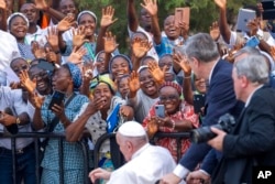 Paus Fransiskus menyapa umat di katedral Notre Dame du Congo di Kinshasa, Kongo, 2 Februari 2023. (Foto: AP)