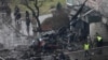 Petugas penyelamat berada di lokasi jatuhnya helikopter di Brovary, pinggiran ibu kota Kyiv, Ukraina, Rabu (18/1).