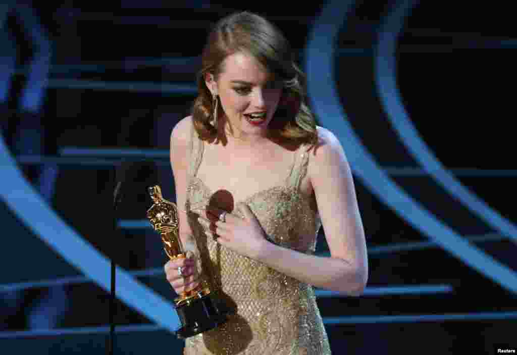 最佳女演员奖获得者艾玛·斯通(Emma Stone )发表获奖感言(2017年2月26日)。她是浪漫音乐剧《爱乐之城》(La La Land)的女主角。《爱乐之城》赢得六个奖项,包括最佳制片设计,原创音乐和原创歌曲奖。导演达米恩·查泽雷获得最佳导演奖。