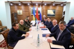 Delegasi dari Rusia dan Ukraina mengadakan pembicaraan dalam pembicaraan di Taman Nasional Belavezhskaya Pushcha, dekat perbatasan Polandia-Belarusia, ke utara dari Brest, di Belarus, 7 Maret 2022. (Foto: via AP)