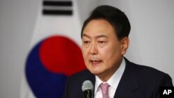 윤석열 한국 대통령 당선인이 10일 기자회견을 하고 있다.