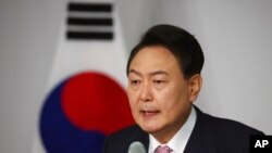 윤석열 한국 대통령 당선인이 지난 10일 서울 여의도 국회의사당에서 기자회견하고 있다. (자료사진)