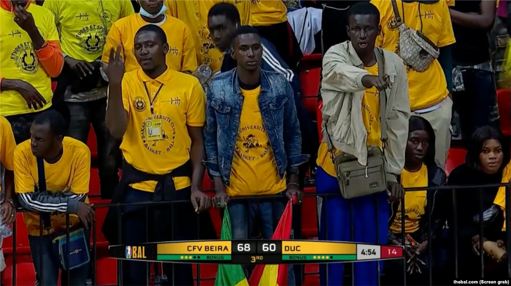 Público no jogo Ferroviário da Beira contra DUC, Dacar, Senegal. BAL, Dacar, Senegal. 8 de Março, 2022