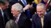 Senato'daki Demokratlar'ın lideri Chuck Schumer (sağda) ile Cumhuriyetçiler'in lideri Mitch McConnell (solda)