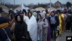 Izbeglice iz Ukrajine na graničnom prelazu te zemlje sa Poljskom (Foto: AP ,Markus Schreiber)