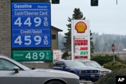 Harga BBM pada hari Senin, 7 Maret 2022, di Tumwater, Wash. Biaya BBM naik di atas $ 4 per galon, harga tertinggi yang dihadapi AS sejak Juli 2008. (Foto: AP)