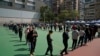 Para warga mengantri untuk menjalani tes usap COVID-19 di salah satu pusat test COVID-19 di Hong Kong, pada 11 Februari 2022. (Foto: AP/Kin Cheung)