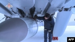 俄羅斯空軍人員在對一架攜帶“匕首”高超音速巡航導彈的米格-31戰鬥機進行檢查（2022年2月19日）
