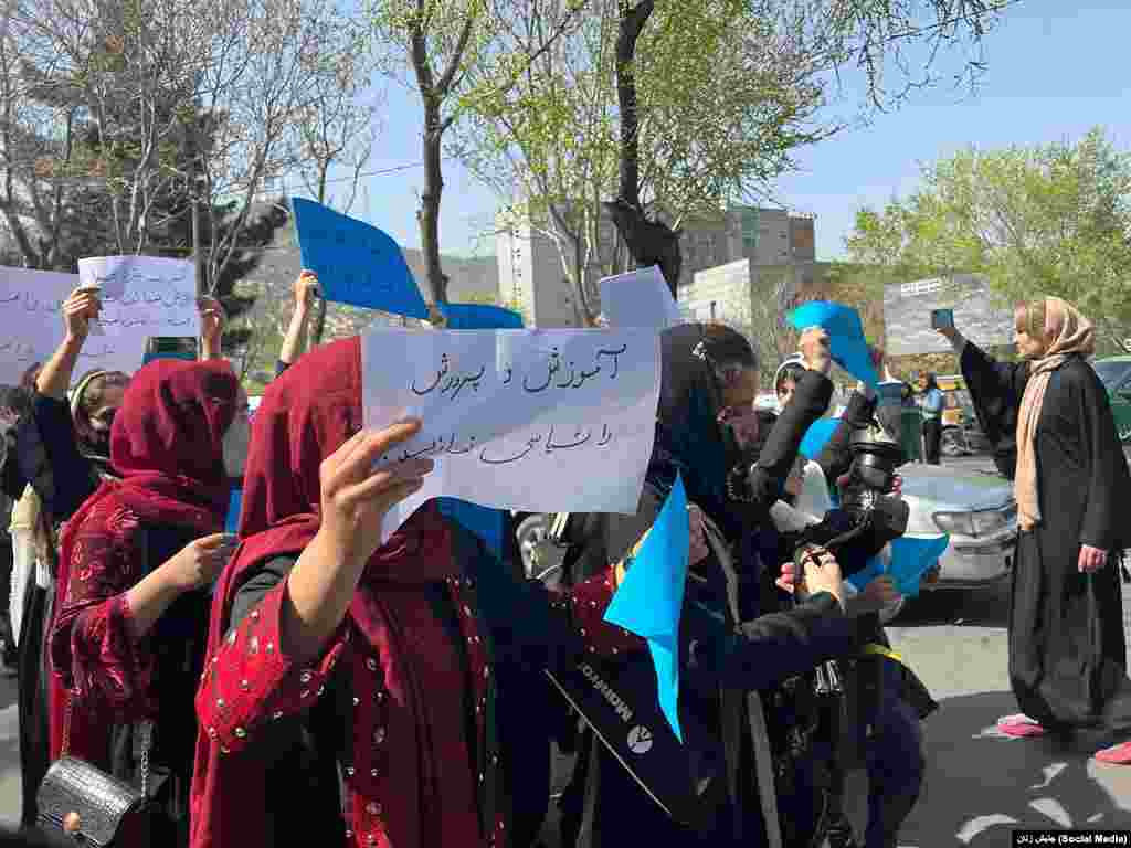 اشتراک کنندگان با سر دادن شعار " تعلیم حق من است" خواستار بازگشایی مکاتب دختران در افغانستان شدند.