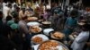Warga Pakistan merasakan lonjakan harga-harga termasuk harga makanan menjelang Idulfitri 1443 H di sebuah pasar Rawalpindi (foto: dok).
