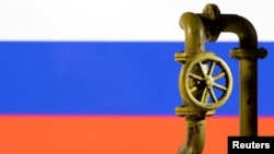 Pipa gas alam terlihat berada di depan bendera Rusia dalam sebuah ilustrasi, 8 Februari 2022. (Foto: REUTERS/Dado Ruvic)