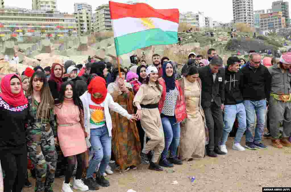 رقص و پایکوبی مردم کرد در لبنان در تجلیل از نوروز و آغاز فصل بهار 