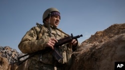 在首都基輔以北的一處陣地戰壕里的一名烏克蘭軍人。(2021年3月29日)