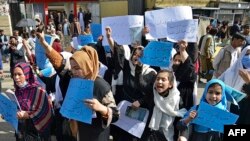 پس از مسلط شدن طالبان،‌ بخشی اعظم زنان وظایف شان را از دست دادند و دختران بالاتر از صنف ششم تا حال از رفتن به مکتب محروم اند