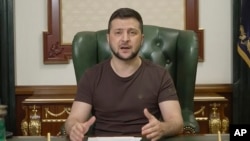 Presiden Volodymyr Zelenskyy berbicara dari Kyiv, Ukraina, Minggu dini hari, 20 Maret 2022. (Foto: via AP)