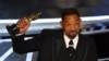 Aktor Will Smith menerima penghargaan untuk Aktor Terbaik dalam Peran Utama untuk "King Richard" di Oscar ke-94 di Dolby Theatre di Hollywood, California, 27 Maret 2022. (Foto: AFP)