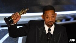 Will Smith menerima penghargaan sebagai Aktor Terbaik dalam film "King Richard" di atas panggung Oscar ke-94 di Dolby Theatre di Hollywood, California, 27 Maret 2022. (Robyn Beck / AFP)
