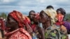 Sejumlah perempuan Afrika memegang KTP untuk memberikan suara dalam pemilihan presiden, di Giheta, provinsi Gitega, Burundi, Rabu, 20 Mei 2020, sebagai ilustrasi. (Foto: AP)