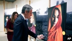 Menlu AS Antony Blinken mengunjungi pameran "Burma's Path To Genocide" yang menampilkan bukti-bukti genosida terhadap etnis Muslim Rohingya di Museum Memorial Holocaust di Washington DC hari Senin (21/3). 