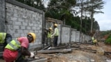 Des ouvriers en construction au traviel en en Côte d'Ivoire.