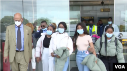 Estudantes moçambicanas na Ucrânia chegam a Maputo, fugindo da guerra que deflagrou no fim de Fevereiro naquele país. Moçambique, 17 de Março 2022