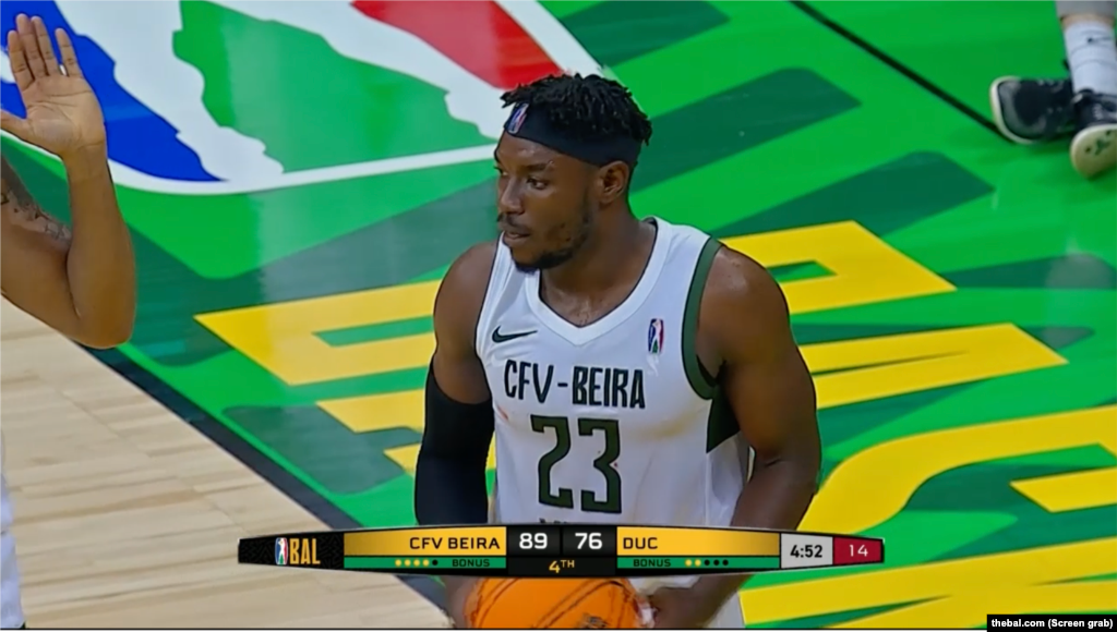 O jogador do Ferroviário da Beira, Ayad Munguambe, durante um jogo da BAL contra o DUC. Dacar, Senegal, 8 de Março de 2022