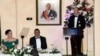 Pangeran William (kanan) menyampaikan pidato, diapit oleh istrinya Kate (kiri) dan Perdana Menteri Jamaica Andrew Holness dalam acara makan malam di Kingston, di tengah kunjungan William dan Kate ke Jamaica, pada 23 Maret 2022. (Foto: AFP/Ricardo Makyn)