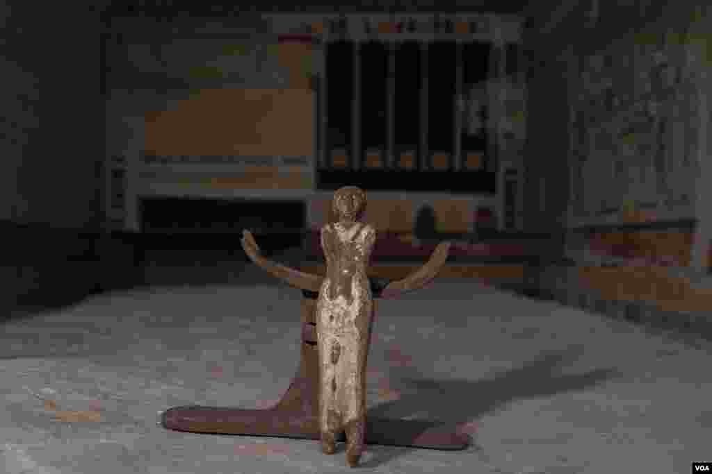 Inside the tomb of a priestess and noblewoman named “Petty,” only a figurine of her and a mummy headrest remain, in Giza, Egypt, March 19, 2022. (Hamada Elrasam/VOA)