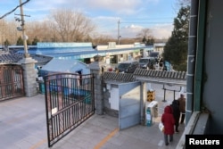 靈車在北京一家火葬場大門外排隊。（2022年12月17日）