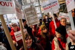 Ratusan jurnalis New York Times dan staf lainnya memprotes di luar kantor Times setelah keluar dari pekerjaan selama 24 jam, frustrasi dengan negosiasi kontrak yang telah berlarut-larut selama berbulan-bulan dalam perselisihan perburuhan terbesar surat kabar itu dalam lebih dari 40 tahun, Kamis, 11 Desember. 8, 2022, di New York. (AP/Julia Nikhinson)