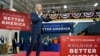 Presiden AS Joe Biden berbicara dalam kunjungannya ke pabrik pembuatan cip komputer di Bay City, Michigan, pada 29 November 2022. (Foto: AP/Patrick Semansky)