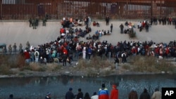 Emigrantët duke u mbledhur në pjesën meksikane të kufirit në El Paso, Teksas