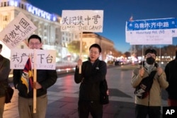 在美國首都華盛頓白宮附近舉行抗議的人群手舉要求共產黨下台的標語。 （2022年12月4日）