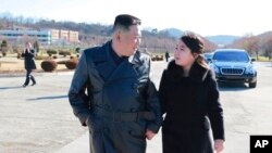 Foto yang dirilis oleh pemerintah Korea Utara pada 27 November 2022, menunjukan pemimpin negara tersebut Kim Jong Un dan putrinya tengah berada di sebuah lokasi yang tidak disebutkan di negara tersebut. (Foto: Korean Central News Agency/Korea News Service via AP)